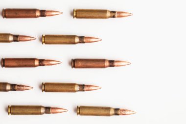 Beyaz arka planda bir grup mermi mermisi kovanı.