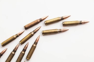 Beyaz arka planda bir grup mermi mermisi kovanı.