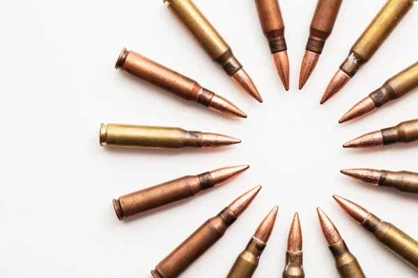 Группа снарядов для пуль в круге на белом фоне — стоковое фото