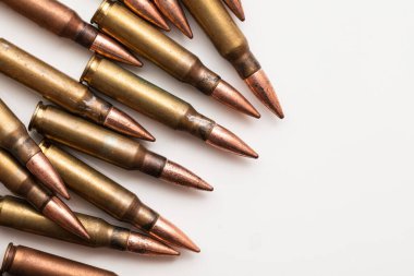 Beyaz arka planda bir grup mermi mermisi kovanı.