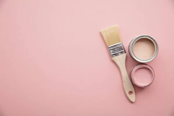 Draufsicht auf einen DIY-Pinsel mit pastellrosa Musterfarbtöpfen — Stockfoto