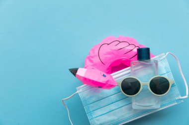 Corona Virüsü yaz tatili güneş gözlüğü ve flamingo takıyor.