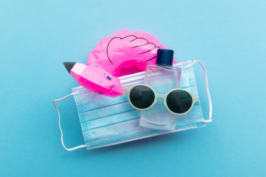 Corona Virüsü yaz tatili güneş gözlüğü ve flamingo takıyor.