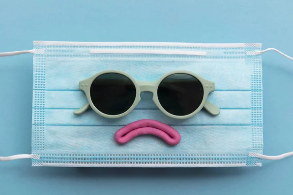 Karakter wajah sedih yang tidak bahagia yang terbuat dari masker wajah pelindung medis — Stok Foto