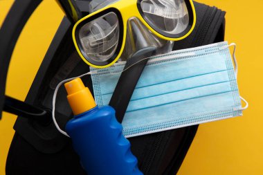 Kapsamlı seyahat. Yüz maskesi, güneş kremi ve dalgıç maskesi ile paketlenmiş.