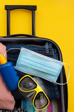 Çanta küresel koronavirüs salgını sırasında yaz tatili için hazırlanıyor.