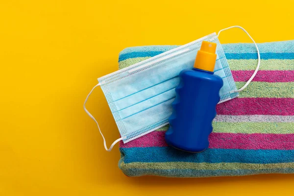 Ochranná maska a opalovací krém na letní dovolenou plážový ručník — Stock fotografie