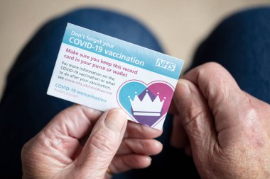 Londra, İngiltere - Nisan 2021. NHS Covid-19 aşı kaydını tutan kişi.