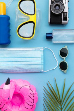 Coronavirus koruyucu maskeli ve tatil eşyalı yaz tatili geçmişi