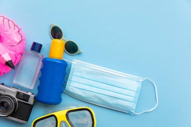 Coronavirus koruyucu maskeli ve tatil eşyalı yaz tatili geçmişi