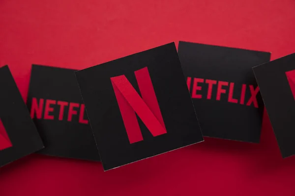 LONDEN, UK - APRIL 2021: Netflix on demand tv en logo voor filmstoomdienst — Stockfoto