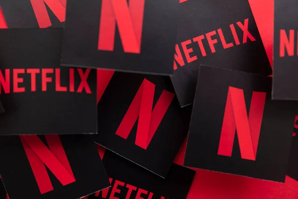 LONDEN, UK - APRIL 2021: Netflix on demand tv en logo voor filmstoomdienst — Stockfoto