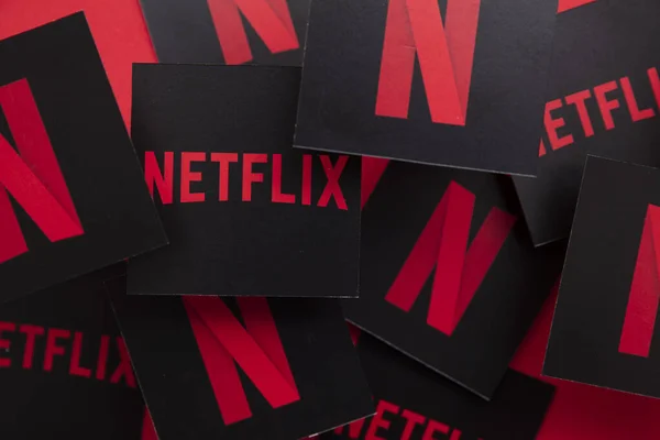 LONDEN, UK - APRIL 2021: Netflix on demand tv en logo voor filmstoomdienst — Stockfoto