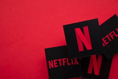 LONDON, İngiltere - Nisan 2021: Netflix talep televizyonu ve film buharlı servis logosu