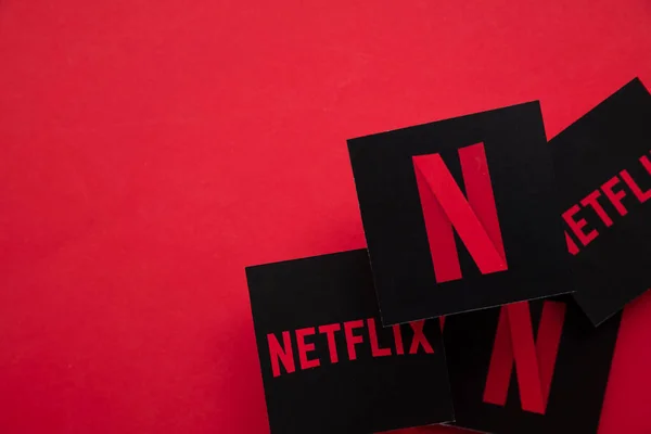LONDRA, Regno Unito - APRILE 2021: Netflix on demand TV e logo del servizio di vapore cinematografico — Foto Stock