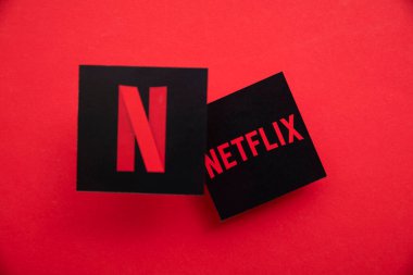 LONDON, İngiltere - Nisan 2021: Netflix talep televizyonu ve film buharlı servis logosu