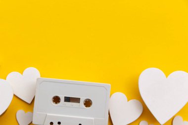Beyaz aşk kalpleriyle çevrili retro ses kaseti.