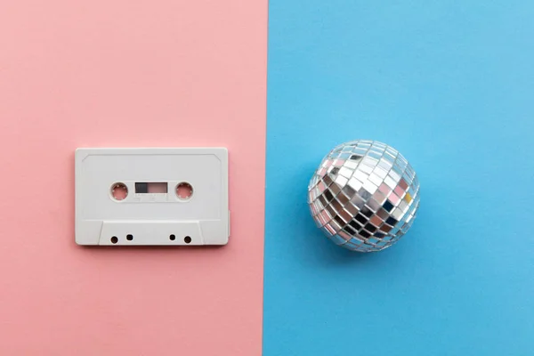 Bola de brillo retro disco con una cinta de cassette vintage — Foto de Stock