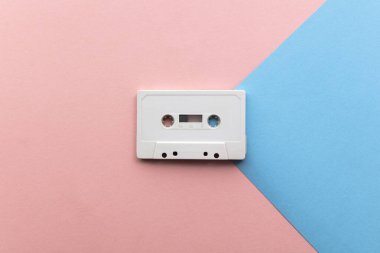 Mavi ve pembe arka planda klasik beyaz kaset.