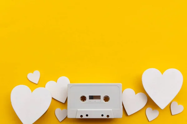 Ρετρό κασέτα ήχου που περιβάλλεται από λευκές καρδιές αγάπης — Φωτογραφία Αρχείου