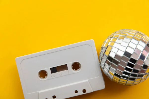 Retro disco glitter bal met een vintage cassette tape — Stockfoto