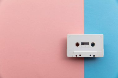 Mavi ve pembe arka planda klasik beyaz kaset.