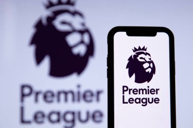 LONDON, İngiltere - Mayıs 2021: Akıllı telefon ekranında Premier Lig futbol logosu