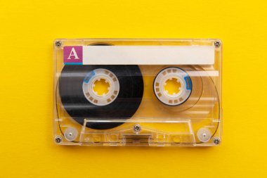 Parlak sarı arkaplanda klasik beyaz kaset.