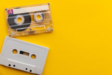 Parlak sarı arkaplanda klasik beyaz kaset.