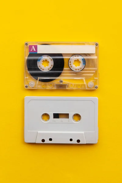 Cinta de cassette blanco vintage sobre un fondo amarillo brillante —  Fotos de Stock