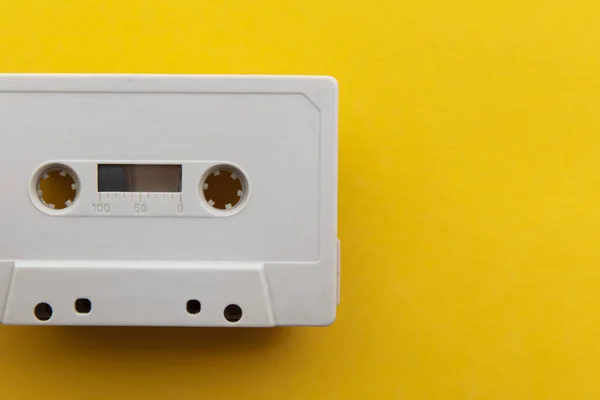 Cinta de cassette blanco vintage sobre un fondo amarillo brillante — Foto de Stock