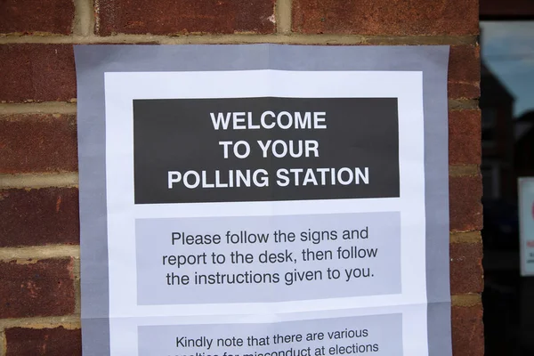 Cartel del centro de votación fuera de la entrada a un lugar de votación política en el Reino Unido —  Fotos de Stock