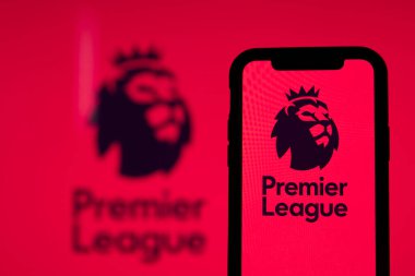 LONDON, İngiltere - Mayıs 2021: Akıllı telefon ekranında Premier Lig futbol logosu