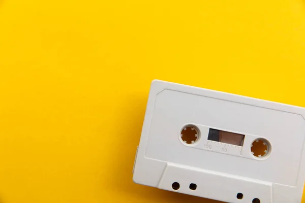 Vintage witte cassette tape op een felgele achtergrond — Stockfoto