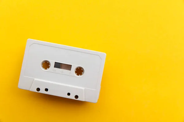 Cinta de cassette blanco vintage sobre un fondo amarillo brillante — Foto de Stock