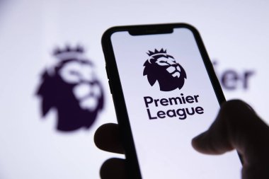 LONDON, İngiltere - Mayıs 2021: Akıllı telefon ekranında Premier Lig futbol logosu