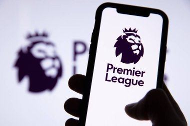 LONDON, İngiltere - Mayıs 2021: Akıllı telefon ekranında Premier Lig futbol logosu