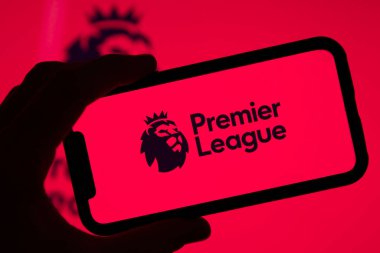 LONDON, İngiltere - Mayıs 2021: Akıllı telefon ekranında Premier Lig futbol logosu