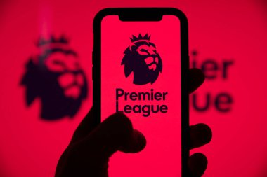 LONDON, İngiltere - Mayıs 2021: Akıllı telefon ekranında Premier Lig futbol logosu