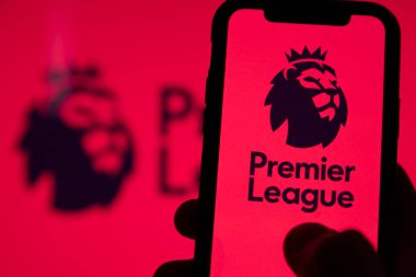 LONDON, İngiltere - Mayıs 2021: Akıllı telefon ekranında Premier Lig futbol logosu