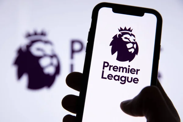 LONDON, İngiltere - Mayıs 2021: Akıllı telefon ekranında Premier Lig futbol logosu — Stok fotoğraf