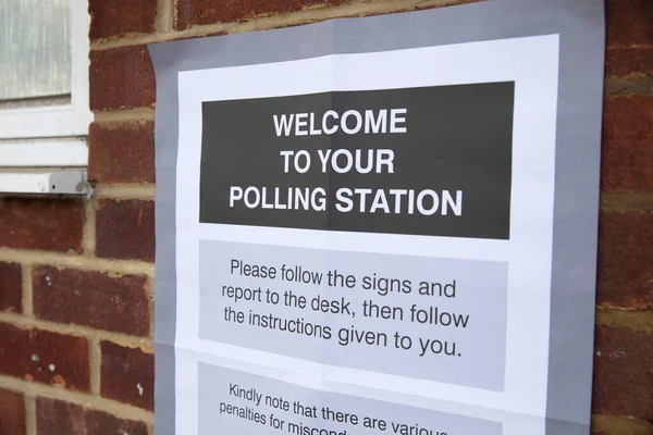 Cartel del centro de votación fuera de la entrada a un lugar de votación política en el Reino Unido —  Fotos de Stock