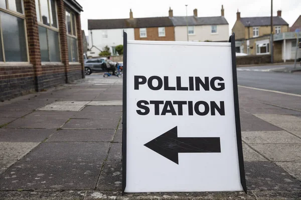 Cartel del centro de votación fuera de la entrada a un lugar de votación política en el Reino Unido —  Fotos de Stock