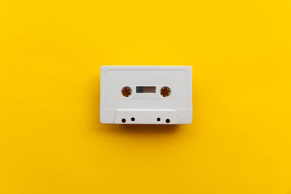 Cinta de cassette blanco vintage sobre un fondo amarillo brillante — Foto de Stock