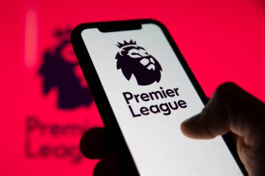 LONDON, İngiltere - Mayıs 2021: Akıllı telefon ekranında Premier Lig futbol logosu