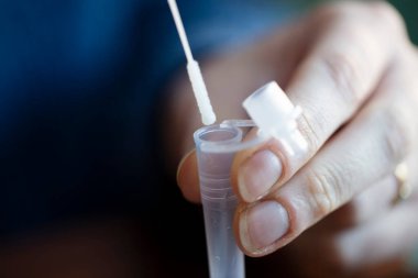 Coronavirus covid-19 hızlı antijen test kiti kullanan birini kapat