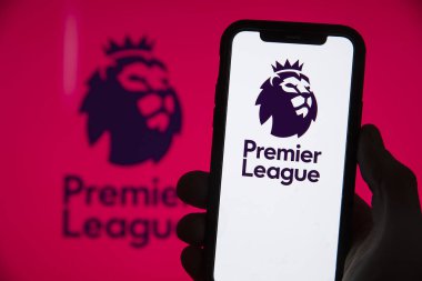 LONDON, İngiltere - Mayıs 2021: Akıllı telefon ekranında Premier Lig futbol logosu