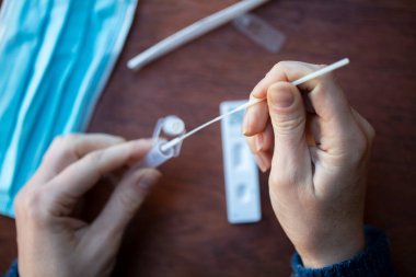 Coronavirus covid-19 hızlı antijen test kiti kullanan birini kapat