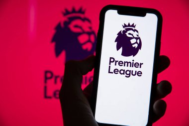LONDON, İngiltere - Mayıs 2021: Akıllı telefon ekranında Premier Lig futbol logosu