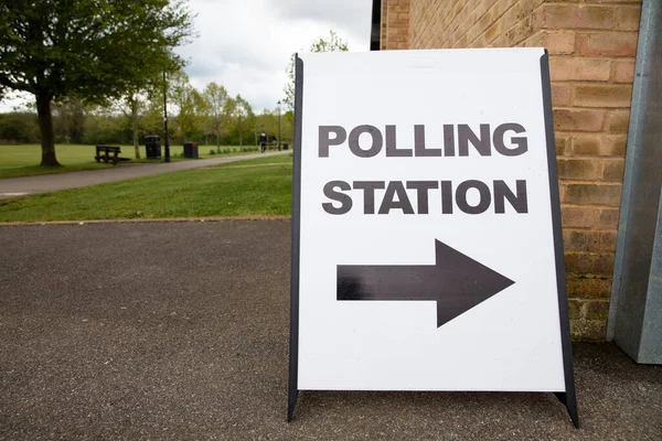 Volací stanice před vchodem na politické hlasovací místo ve Velké Británii — Stock fotografie